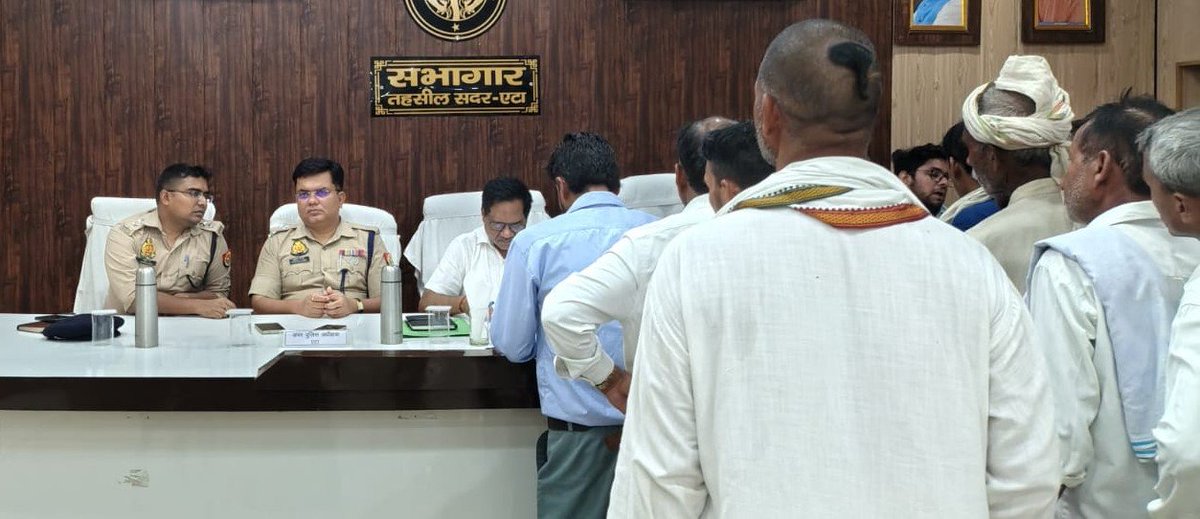 Etahpolice's tweet photo. #UPPolice
एटा~ संपूर्ण समाधान दिवस पर एडीएम प्रशासन एटा तथा अपर पुलिस अधीक्षक एटा द्वारा अन्य प्रशासनिक अधिकारियों सहित तहसील सदर में सुनी जनता की समस्याएं, साथ ही संबंधित को समस्याओं के निस्तारण हेतु दिए आवश्यक निर्देश।
#SampoornSamadhanDivas https://t.co/Z7lCblHpCD