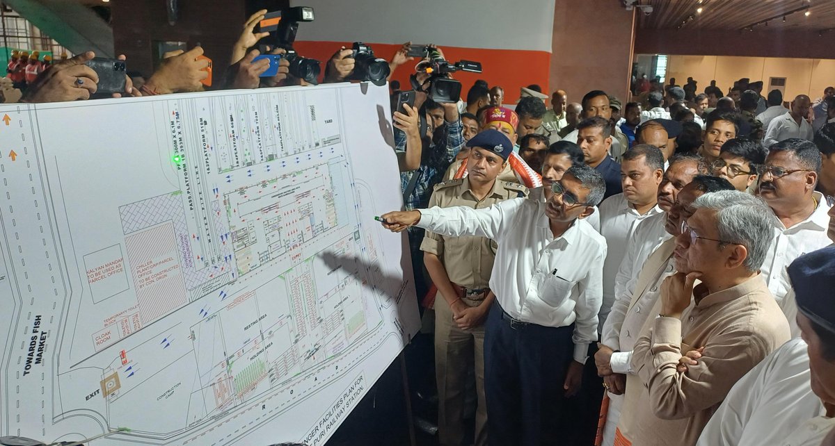 PIBodisha's tweet photo. Union Minister Shri @AshwiniVaishnaw reviews the redevelopment work of #Puri railway station with CM Shri @MohanMOdisha 

@EastCoastRail @MIB_India @PIB_India https://t.co/NXBCVXZELY