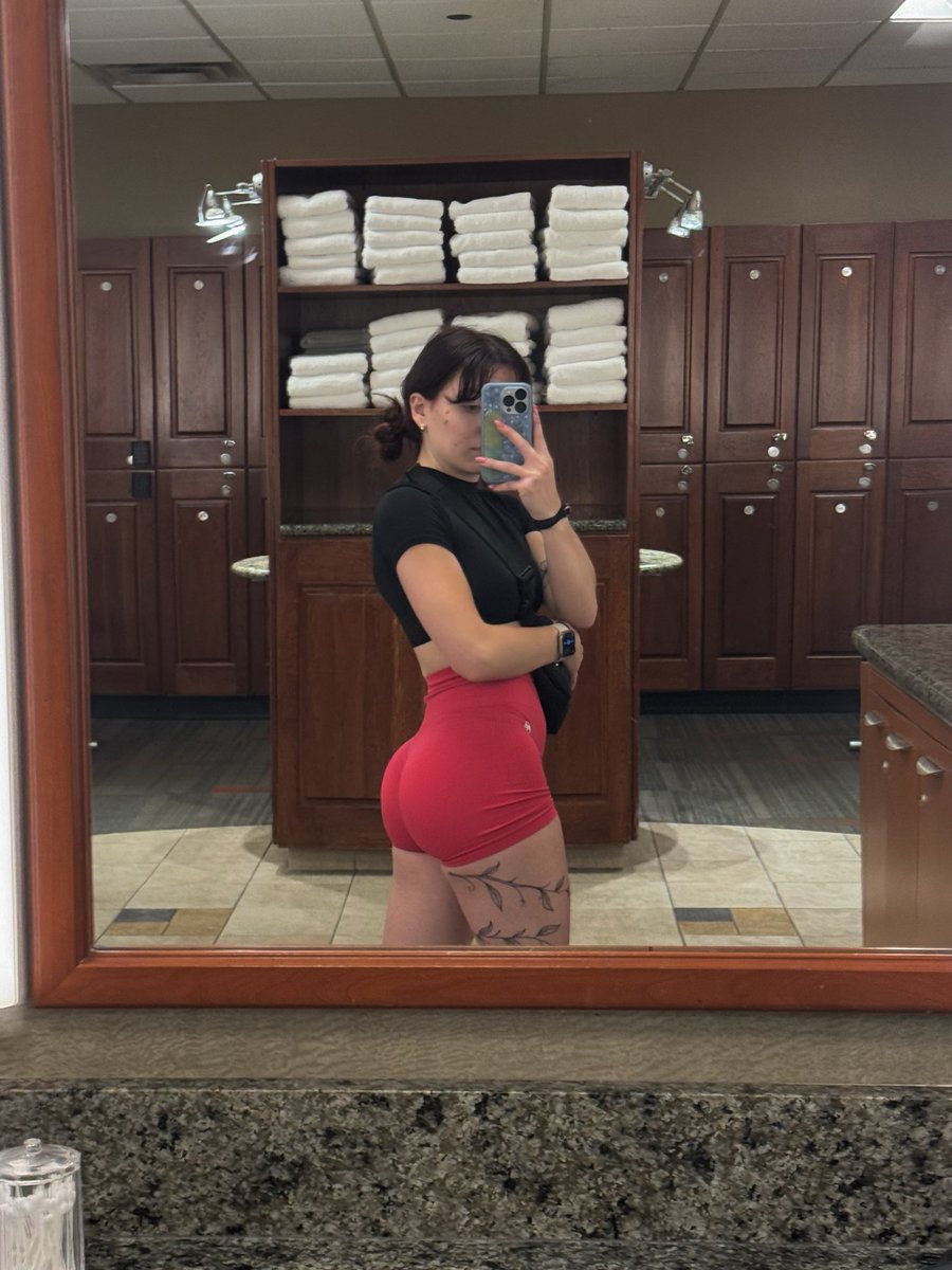KlaraBlissful's tweet photo. jim #gymgirl https://t.co/JnLEfmZR8A