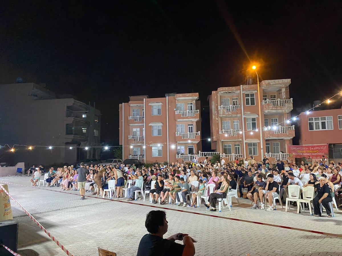hataytoplumsal's tweet photo. "Defne'nin Dalında Barış, Köklerimizde Direniş Var" şiarıyla Evvel Temmuz Kültür Sanat Festivali Halk Şenliği ve Gençlerle Grafiti ile ikinci gününü tamamladı.
 #EvvelTemmuzKültürSanatFestivali
#EvvelTemmuzKSF #EvvelTemmuz https://t.co/bYKaGFoHMJ