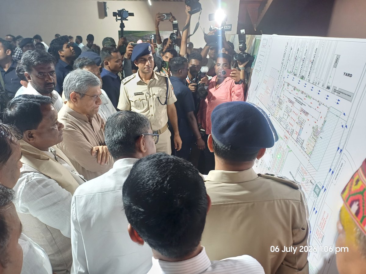 PIBodisha's tweet photo. Union Minister Shri @AshwiniVaishnaw reviews the redevelopment work of #Puri railway station with CM Shri @MohanMOdisha 

@EastCoastRail @MIB_India @PIB_India https://t.co/NXBCVXZELY