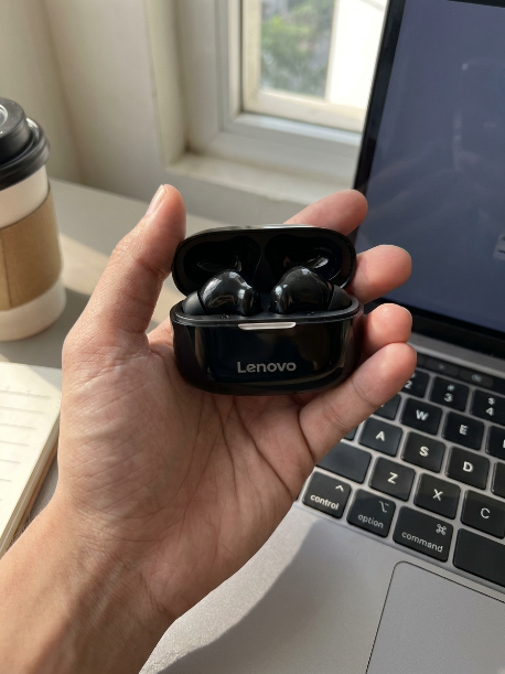 mongkiripiw's tweet photo. Gak ekspek TWS seratus ribuan punya desain tangkai mini se-enteng 2,4g yang nyaman banget di telinga, plus suara efek spasial 3D-nya jernih tanpa putus pas dipake seharian.
https://t.co/FLkalzS73b
#tws #earphonebluetooth #headset #lenovo https://t.co/MgOJbA8LvZ