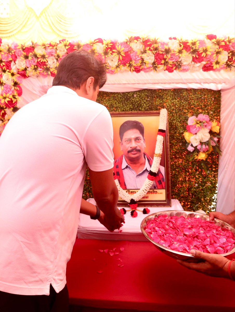 Udhaystalin's tweet photo. காஞ்சிபுரம் வடக்கு மாவட்டம் - ஆலந்தூர் தெற்குப்பகுதி - 164-வது வட்டக்கழக செயலாளராகவும், மாமன்ற உறுப்பினராகவும் பணியாற்றிய நங்கநல்லூர் நேரு காலனியைச் சேர்ந்த அண்ணன் ஏசு (எ) ஜேசுதாஸ் அண்மையில் மறைந்தார்.

இன்றைய தினம் அண்ணனின் இல்லம் சென்று அவரது திருவுருவப்படத்தைத் திறந்து வைத்து மலர்தூவி மரியாதைச் செலுத்தினோம்.

மாவட்டக்கழகம் சார்பில் அண்ணன் ஏசு அவர்களின் குடும்பத்தாருக்கு ரூ.11 லட்சத்தை நிதியுதவியாக வழங்கினோம்.

அவரது துணைவியாரும் - மாமன்ற உறுப்பினருமான அக்கா தேவி உள்ளிட்ட குடும்பத்தார் - நண்பர்களுக்கு நம்முடைய ஆறுதலையும் இரங்கலையும் தெரிவித்தோம்.

அண்ணன் ஏசு அவர்களின் கழகப்பற்றும் - கலைஞர் மீதும், கழகத்தலைவர் அவர்கள் மீதும் அவர் கொண்டிருந்த பாசமும் போற்றுதலுக்குரியவை.

கழக நிகழ்ச்சிகளில் கருப்பு - சிவப்புக் கொடியோடு அண்ணன் ஏசு எழுப்பிய கொள்கை முழக்கங்கள் உடன்பிறப்புகளின் செவிகளில் என்றென்றும் ஒலித்துக் கொண்டே இருக்கும்.

அண்ணன் ஏசுவின் பணிகள் என்றும் நிலைத்திருக்கும்!

@thamoanbarasan