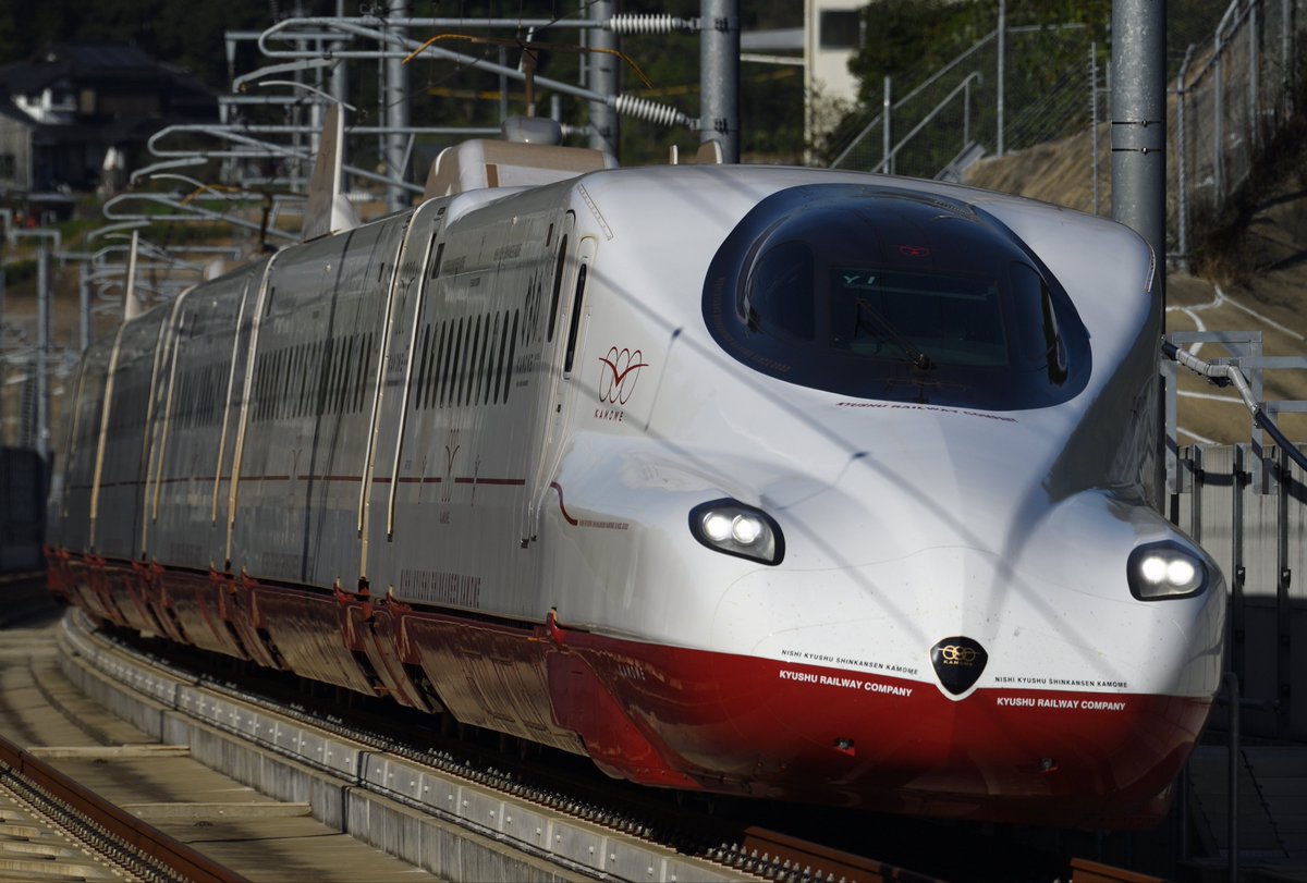 akym__0001's tweet photo. お次は西九州N700S！
開業数ヶ月、まだ綺麗な姿で走る"かもめ"

全検明けで碍子覆いを塗らなくなるとは思わず…
Y5の試運転に行っておけば良かったなと少し後悔しつつも、キロ数も短く撮影出来るところが限られてるので、割とお腹はいっぱいなんです。 https://t.co/46BjKkmnjn