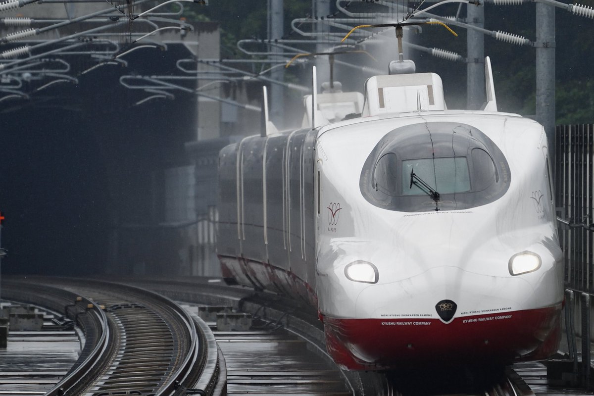 akym__0001's tweet photo. お次は西九州N700S！
開業数ヶ月、まだ綺麗な姿で走る"かもめ"

全検明けで碍子覆いを塗らなくなるとは思わず…
Y5の試運転に行っておけば良かったなと少し後悔しつつも、キロ数も短く撮影出来るところが限られてるので、割とお腹はいっぱいなんです。 https://t.co/46BjKkmnjn