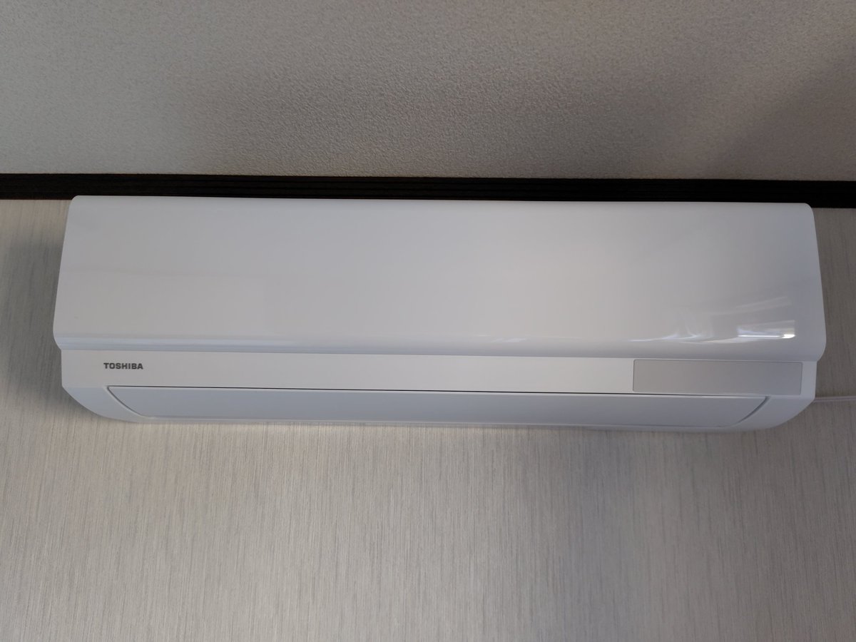 CqL1w's tweet photo. やっと寝室にエアコンを取り付けました。
今までクソ暑い日はエアコンがある部屋のフローリングの床に直接寝ていました。今日からは寝室のベッドで寝られる！

なお、2階なので工事費がものすごく高かったです。 https://t.co/c1tA8rfnr7