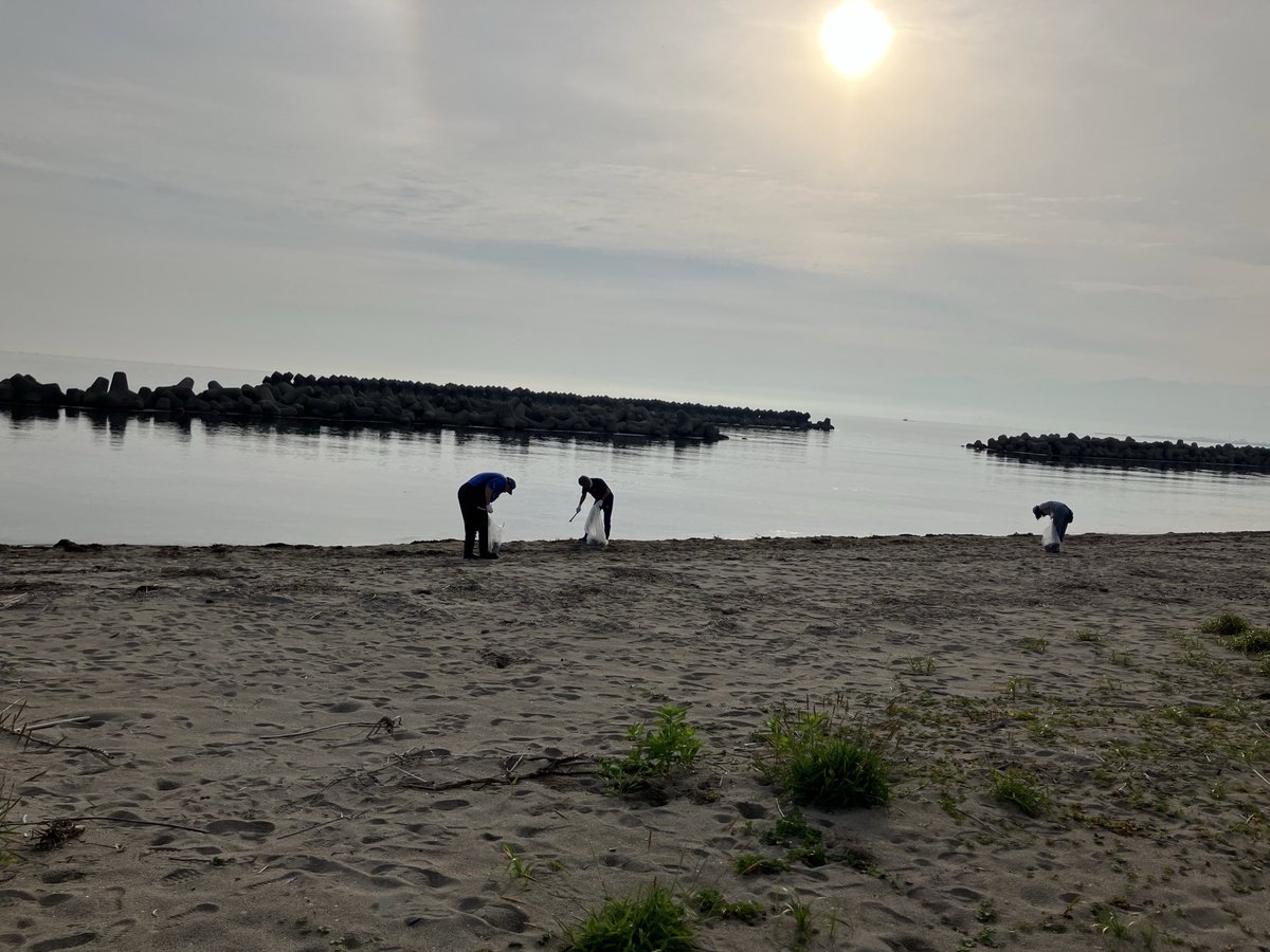ngasHD_official's tweet photo. 昨日は海老江地区の「ふるさとクリーン作戦2026」に参加いたしました☀️🌊

地域の皆さまと協力しながら海岸のゴミ拾いを行い、海岸の美化に貢献することができました✨

これからも当社グループは地域に寄り添った取り組みを推進していきます💪
 
#日本海ガス絆ホールディングスグループ
#ボランティア https://t.co/lNMPofc4za