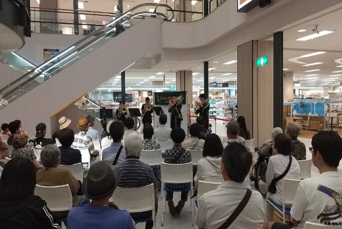 Jgsdf_nea_9d's tweet photo. 【第９音楽隊　派遣演奏】
　おはようございます。７月４日イオンスタイル八戸沼館店にて、第９音楽隊は演奏を披露しました。たくさんの方にご観覧いただく中、華やかな演奏で会場を盛り上げました！
#陸上自衛隊  #第９師団  #自衛隊　#青森駐屯地　#演奏会　#イオン　#八戸 https://t.co/6GQs9dxbYm