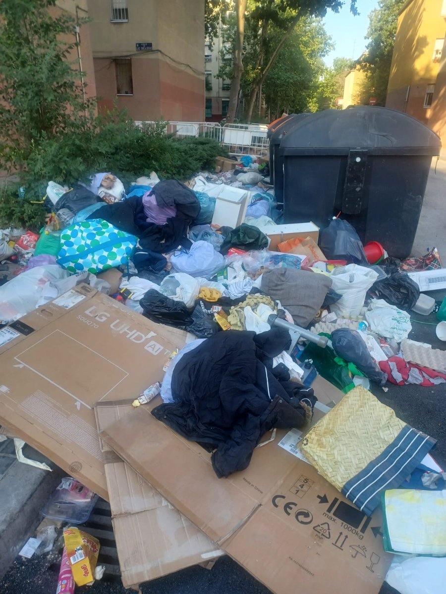 sanblaslucha's tweet photo. C/Pañería 
No se puede pasar ni por la acera, VERGONZOSO ‼️
@JMD_SanBlas @Almudena_Maillo
@ppsanblas @MADRID

💩💩💩

#simancasabandonado
#sanblasabandonado
#madridestasucio https://t.co/ybk7LjnAsF