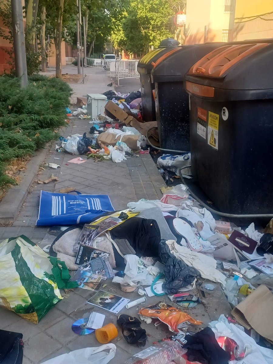 sanblaslucha's tweet photo. C/Pañería 
No se puede pasar ni por la acera, VERGONZOSO ‼️
@JMD_SanBlas @Almudena_Maillo
@ppsanblas @MADRID

💩💩💩

#simancasabandonado
#sanblasabandonado
#madridestasucio https://t.co/ybk7LjnAsF