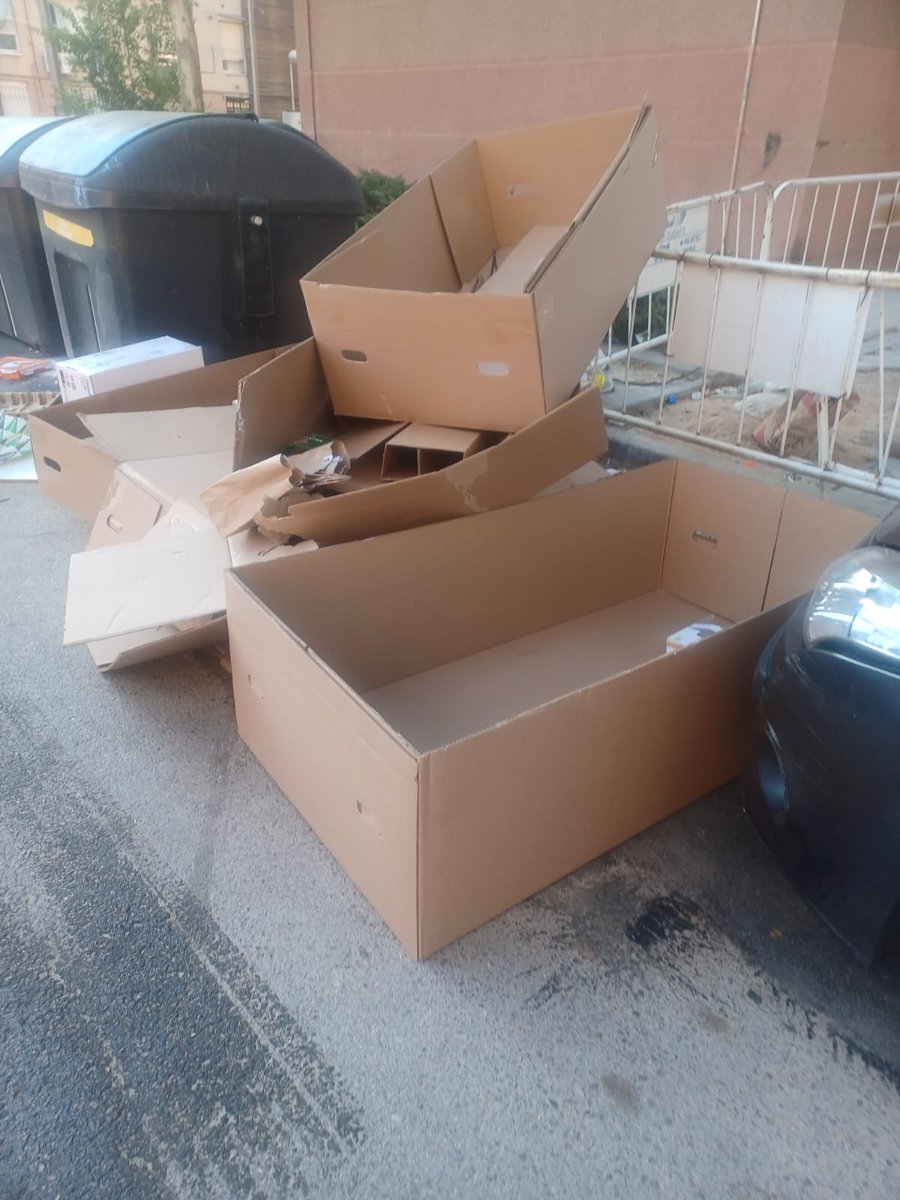 sanblaslucha's tweet photo. C/Pañería 
No se puede pasar ni por la acera, VERGONZOSO ‼️
@JMD_SanBlas @Almudena_Maillo
@ppsanblas @MADRID

💩💩💩

#simancasabandonado
#sanblasabandonado
#madridestasucio https://t.co/ybk7LjnAsF