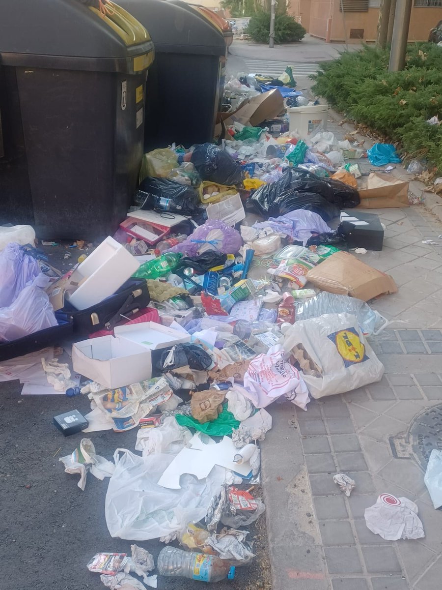 sanblaslucha's tweet photo. C/Pañería 
No se puede pasar ni por la acera, VERGONZOSO ‼️
@JMD_SanBlas @Almudena_Maillo
@ppsanblas @MADRID

💩💩💩

#simancasabandonado
#sanblasabandonado
#madridestasucio https://t.co/ybk7LjnAsF
