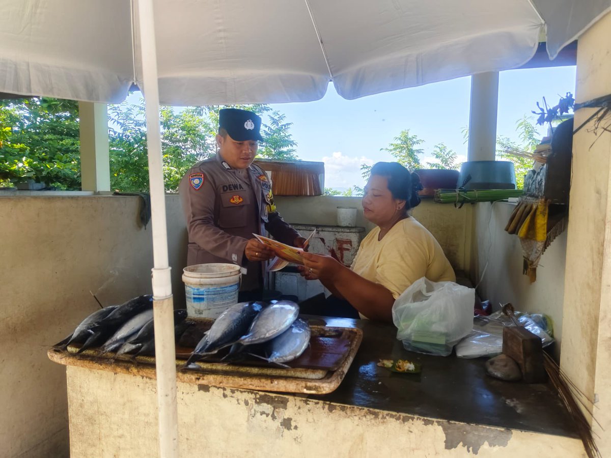 polsekdawanp's tweet photo. BHABINKAMTIBMAS DESA PESINGGAHAN SAMBANG PEDAGANG IKAN, SAMPAIKAN PESAN KAMTIBMAS DAN SOSIALISASI LAYANAN POLRI

Bhabinkamtibmas Desa Pesinggahan melaksanakan kegiatan sambang kepada para pedagang di Kios Pasar Ikan Desa Pesinggahan, Senin (6/7/2026). https://t.co/HEybUGWKIS