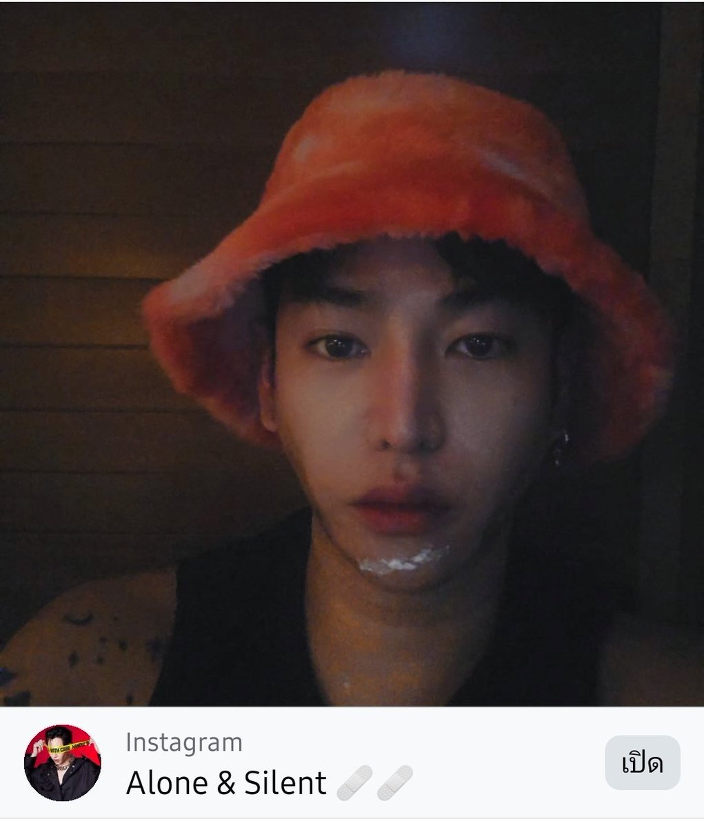 warangni's tweet photo. ชอบการลงรูปของผลิต ด้วยเป็นคนที่ไม่ค่อยสาธยาอะไรมาก จึงสื่อสิ่งที่อยากบอกด้วยการลงรูปแทน (เค้าละเอียดมากๆ)อย่างรูปนี้เป็นรูปแรกที่ตั้งใจเปิดหน้าตรงๆให้เห็นเจลแต้มแผล คงสื่อว่า"ผลิตรักษาอยู่ จะได้ไปเจอกันแล้วนะ รอแปบ"
ตบท้ายด้วยออดอ้อนตามสไตล์คนน่ารัก
#เป๊กผลิตโชค https://t.co/owXHYzgrhw