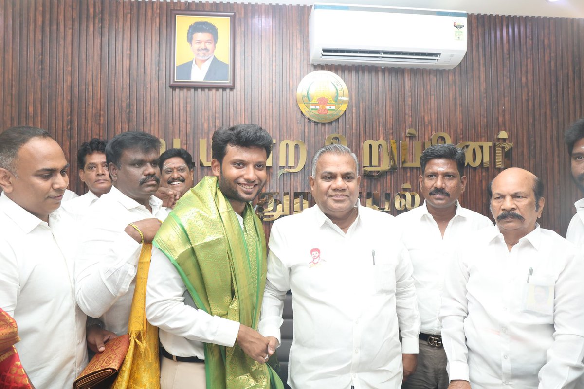 OfficeOfNAnand's tweet photo. மேலும் 5 மாற்றுத் திறனாளிகளுக்கான சக்கர நாற்காலி, 8 நபர்களுக்கு தையல் இயந்திரம், 20 நபர்களுக்கு 5 கிலோ அரிசி, 1 மாற்றுத் திறனாளிக்கான கையால் இயக்கும் மூன்று சக்கர வாகனம் வழங்கினார்.(2/3) https://t.co/jWD8uwxgAE