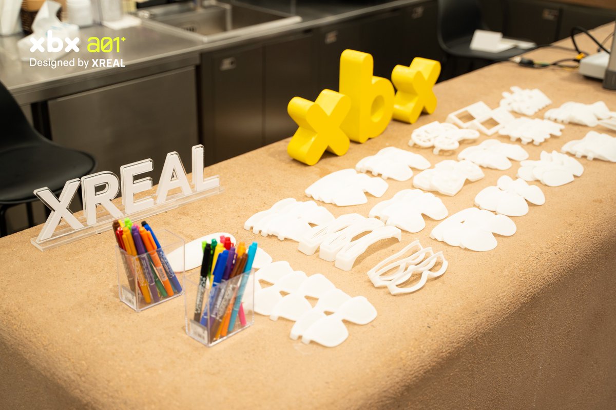 XREALJapan's tweet photo. 本日のxbx a01+発表会 では、3Dプリント展示にご協力いただいたBambu Labの皆さま、誠にありがとうございました！✨ @BambulabJapan 

会場では、A1 ComboとA1 miniを使用し、発表会のスタートと同時にフロントフレームの3Dプリントを開始。

「自分だけのフロントフレームをつくる」という、xbxならではの楽しさを、会場の皆さまにご体感いただけたことを嬉しく思います。

改めまして、ご協賛いただいたBambu Lab @BambulabJapan の皆さま、ありがとうございました！

#xbx #XREAL #ARグラス #BambuLab