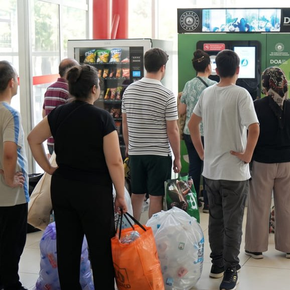 dunyadanfinans's tweet photo. Pet şişelerde 1 TL depozito iadesi uygulamasının başlamasının ardından, üç harfli marketlerde içeceklere zam yapıldığı ortaya çıktı. https://t.co/Kom6MELsv6