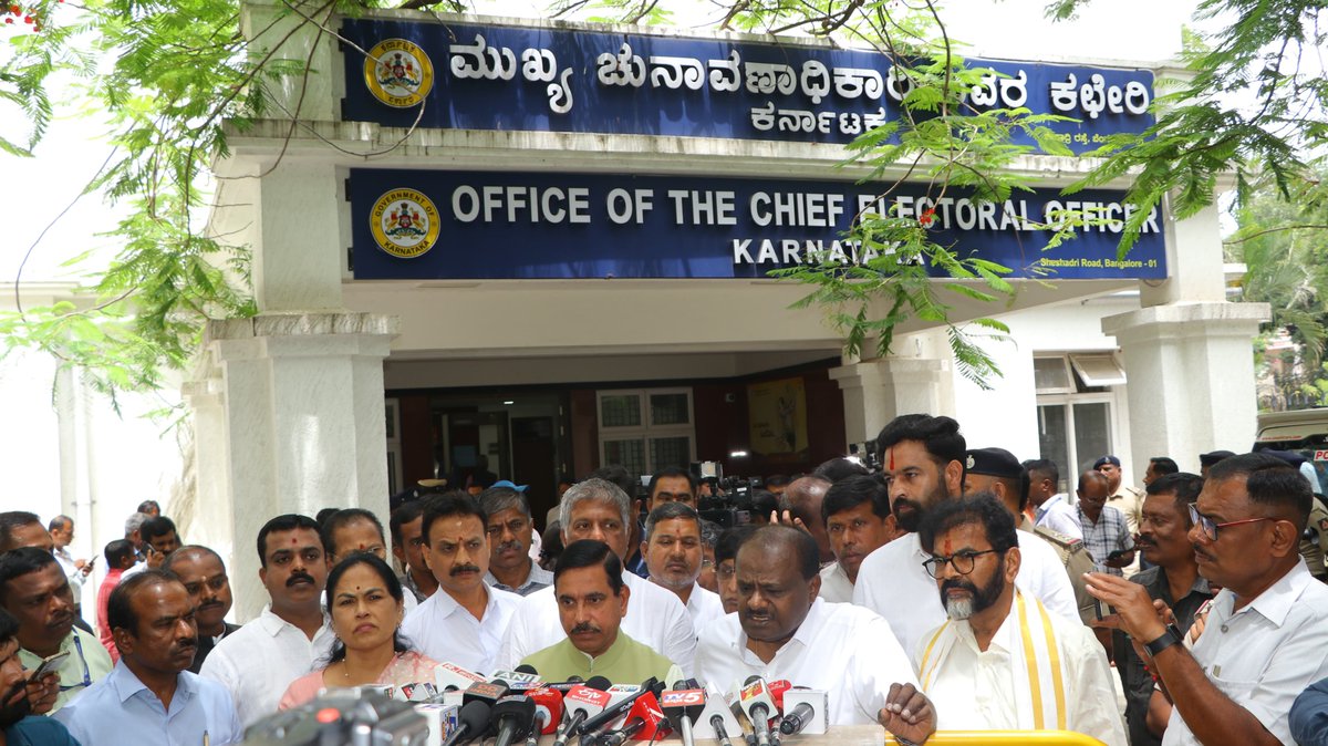 ramupatil_TNIE's tweet photo. #Karnataka #SIR

@BJP4India-@JanataDal_S leaders demand inquiry into alleged irregularities in ongoing Special Intensive Revision of electoral rolls &amp; re-verification of all enumeration forms through mandatory door-to-door verification. 

@NewIndianXpress @XpressBengaluru https://t.co/3le6oNbw8w