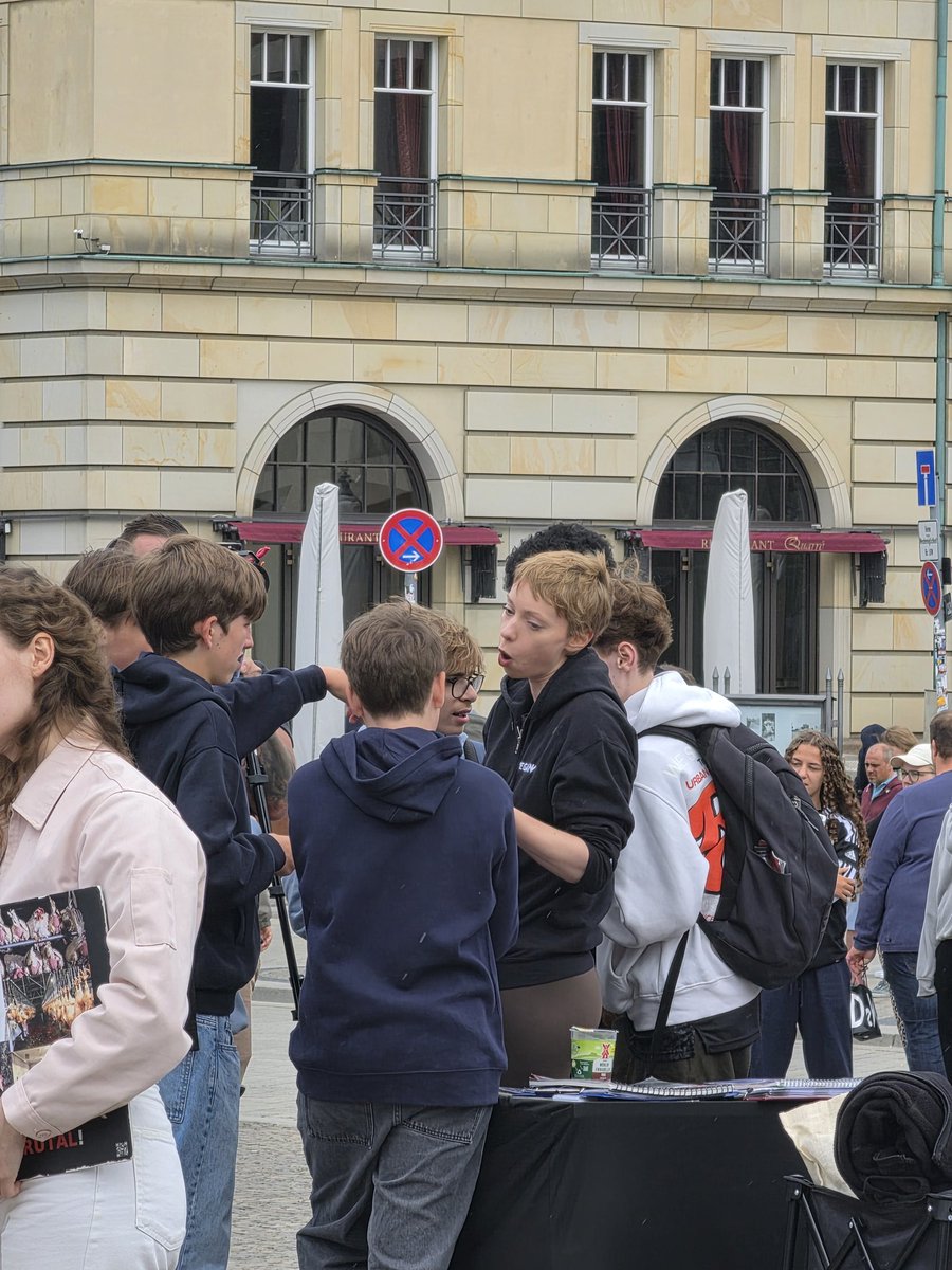 Ghostdog3_16's tweet photo. Wir waren in Berlin und ich habe tatsächlichen jemanden bekannten gesehen. @DieMilitante Wollte erst hingehen und nach nem Foto fragen, aber unsere Ansichten gehen zu weit auseinander. Wäre eher semi geworden. #militanteveganerin #berlin #brandenburgertor #promi https://t.co/iPOUCHU5bT