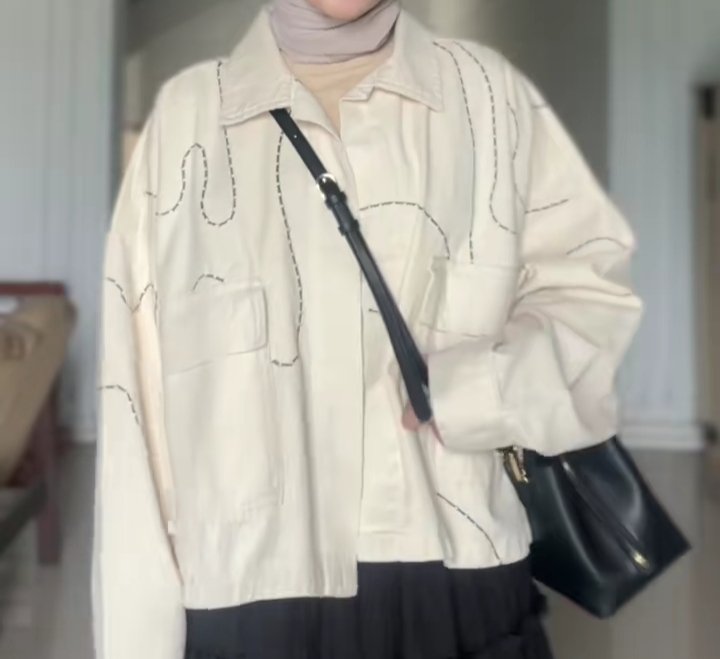 378fy's tweet photo. jaket denim cream dari filoposy, baru dipake beberapa kali ajaa, dm for fetail yaa. 110k bisa 🍊 dom bandung https://t.co/IAYlJBVFVb