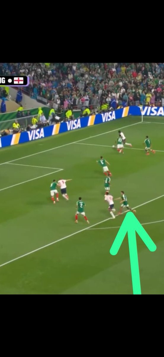 ZapataRXS's tweet photo. @FabrizioDC_ Estos cabrones que nunca han tocado un balón en su puta vida, en un recorrido natural defensivamente el contención cierra como 3er central. Miren donde chingados está Lira, sin referencia de marca si quiera en posibilidades de cortar la línea de pase. https://t.co/8x2tWgg7P0
