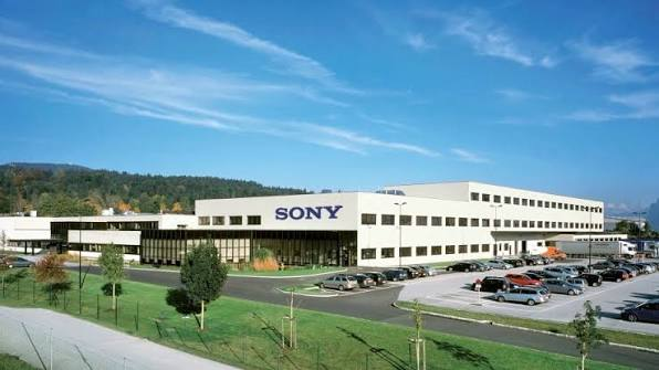 NGPlus_FR's tweet photo. La plus grande usine de disques PlayStation de Sony est déjà en train de réaffecter son personnel à la fabrication d'autres produits 😐

Le site de Thalgau, en Autriche, produira désormais des microlentilles optiques. https://t.co/5PuhMK24uL