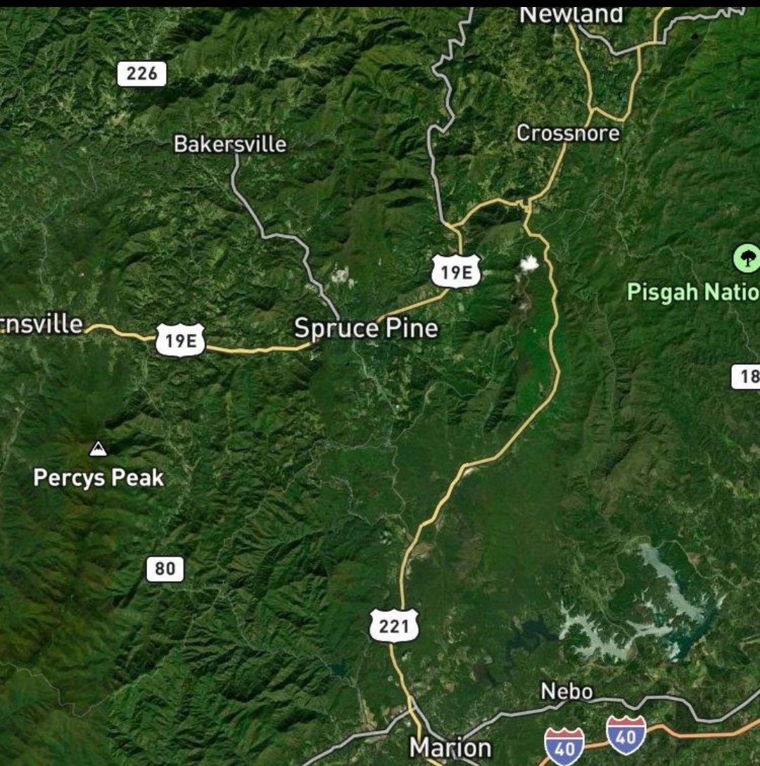 ratiofigures's tweet photo. 🇺🇸 Qui connaît Spruce Pine ?

Probablement... personne.
Et pourtant, cette petite ville américaine de 2 000 habitants est peut-être l'un des endroits les plus stratégiques de la planète.

 70 à 90 % du quartz ultra-pur mondial utilisé par l'industrie des semi-conducteurs provient de cette seule région.

Sans ce quartz...

❌ Pas de creusets de très haute qualité.
❌ Pas de silicium ultra-pur.
❌ Pas de puces de dernière génération.
❌ Pas d'IA avancée.
❌ Pas d'iPhone haut de gamme.
❌ Pas de centres de données modernes.
❌ Pas de nombreuses voitures électriques.

🌍 Pendant que tout le monde parle de TSMC, des machines EUV ou de la rivalité entre les États-Unis et la Chine...

Le véritable verrou se trouve peut-être dans une petite ville perdue des Appalaches.

🇨🇳 La Chine peut investir des centaines de milliards dans les semi-conducteurs.

Mais elle ne peut pas recréer une géologie vieille de plusieurs centaines de millions d'années.

#SemiConducteurs #Industrie #USA #Chine #Technologie #IA #Innovation #Géopolitique #Quartz #Ratio
