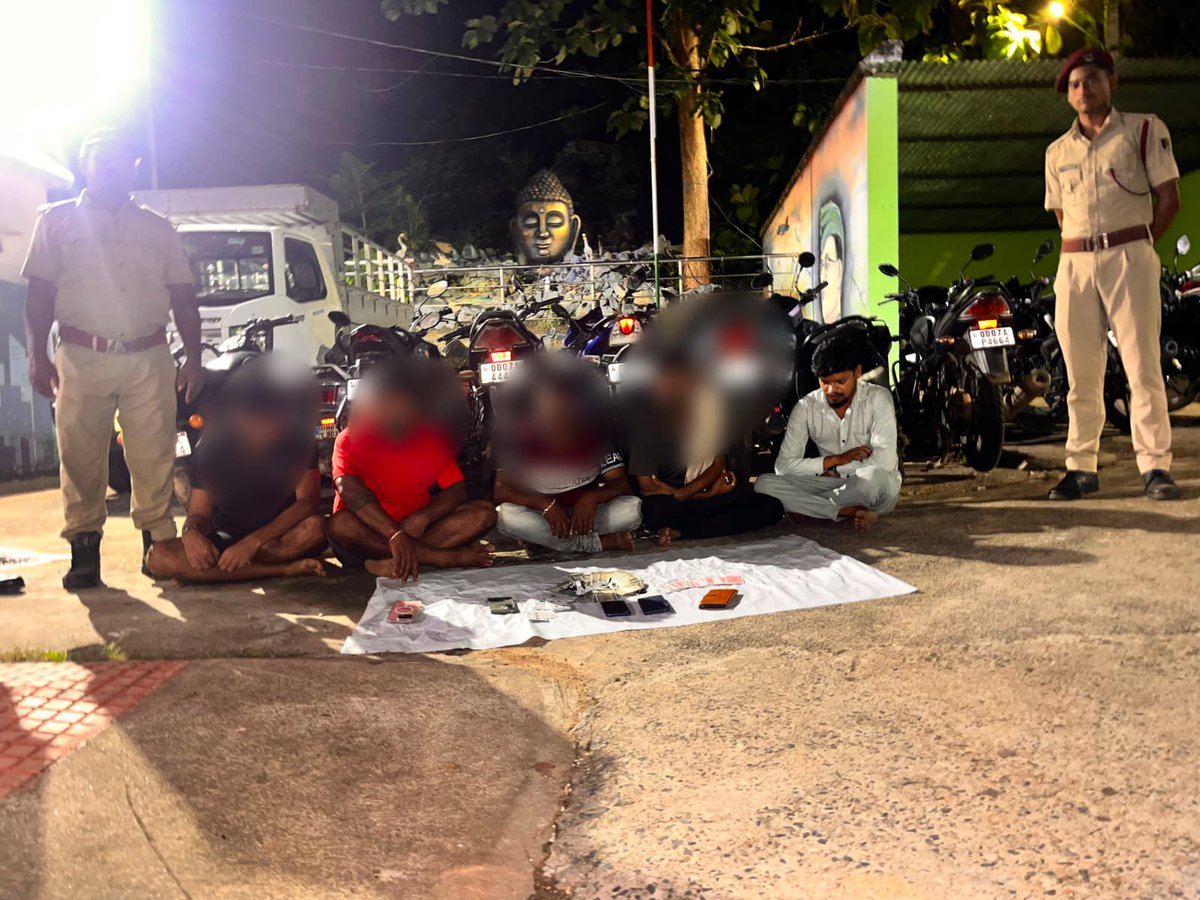 sp_ganjam's tweet photo. 🚨 Khallikote Police Action Against Gambling 🚨

Khallikote Police detected a gambling case and apprehended 05 gamblers.

Seizure includes:
* Cash – ₹12,500
* 07 Motorcycles
* 5 Mobile Phones 
* Playing Cards

Ganjam Police remains committed to taking firm action against illegal activities and ensuring peace and public safety.

#GanjamPolice #OdishaPolice #ActionAgainstCrime #SafeGanjam