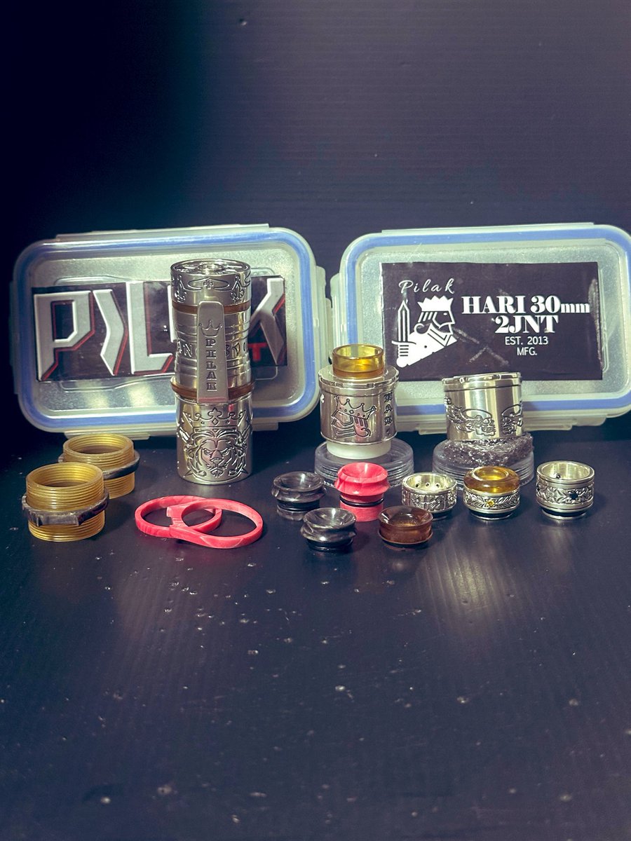 753fu93chrome's tweet photo. 紙巻煙草に戻ってVAPEは完全引退したので放出します。

2jnt ALL純銀セット
・Ag47 Bangis Lion MOD
・Hari3.5 RDA
・カスタムオーダーキャップ(1点物)
・シルバードリチ× 3
・カスタムJumaパーツ他 etc…

今回はオークション形式にするのでご希望の金額交渉をDMかLINEにしてください。 https://t.co/1RJhCGolxV