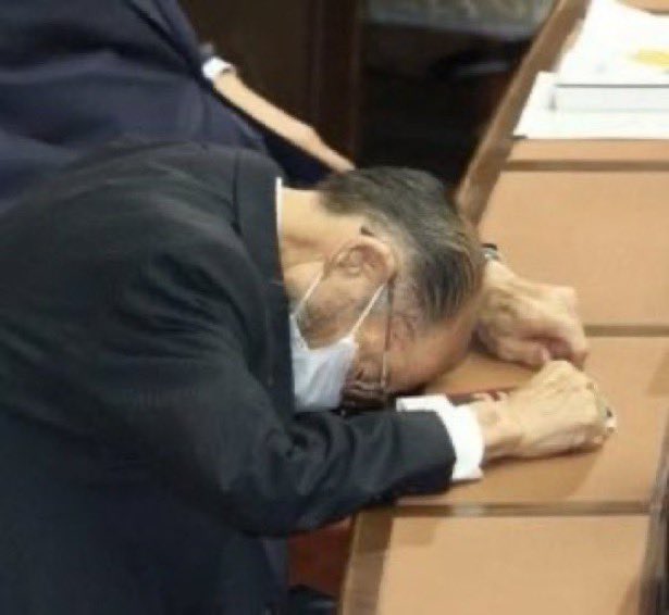 zundamotisuki's tweet photo. コイツにボーナス319万円も渡すなと思う人‼️

手を上げるのだ🖐️

🙋‍♂️< ボーナスどころか罰金だろ普通なら https://t.co/uyMVANTjwF