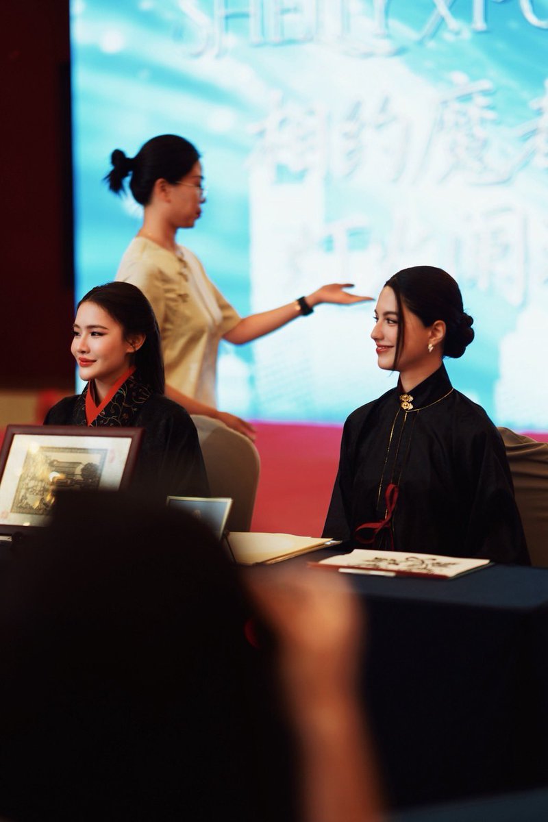 WEED_ENT's tweet photo. สวยตาแตก!! “เชลลี่-พันดาว” อวดลุคสาวจีนโบราณในงาน First Fansign in Shanghai งานนี้เต็มสิบไม่มีหัก

SHELLYPUNDAO IN SHANGHAI
#ShellyPundao1stFansignShanghai
#shellypundao

สร้างความประทับใจให้กับแฟนๆเป็นอย่างมาก สำหรับ “เชลลี่-พันดาว” สองสาวสวย ในงาน ”First Fansign in Shanghai“ ท่ามกลางบรรยากาศที่อบอุ่นและการต้อนรับจากแฟน ๆ ที่มาร่วมงาน

อีกหนึ่งไฮไลต์สำคัญของงาน คือการปรากฏตัวของพันดาวในชุดจีนโบราณที่ถ่ายทอดเสน่ห์ของวัฒนธรรมจีนได้อย่างงดงาม โดย ”พันดาว“ เลือกสวมใส่เครื่องแต่งกายที่ได้รับแรงบันดาลใจจาก ราชวงศ์ฮั่น ซึ่งโดดเด่นด้วยความเรียบหรู อ่อนช้อย และสะท้อนเอกลักษณ์ของเครื่องแต่งกายจีนโบราณ และ ”เชลลี่“ มาในชุดราชวงศ์หมิง ที่มีรายละเอียดประณีต สง่างาม และแสดงถึงความวิจิตรของศิลปะการแต่งกายในยุคนั้น

การเลือกสวมชุดจากสองยุคสมัยสำคัญของประวัติศาสตร์จีน ไม่เพียงสร้างความประทับใจให้แฟนๆที่มาร่วมกิจกรรม แต่ยังสะท้อนถึงความตั้งใจในการให้เกียรติวัฒนธรรมท้องถิ่น และสร้างความใกล้ชิดกับแฟนคลับชาวจีนได้เป็นอย่างดี

ตลอดทั้งงาน เชลลี่ได้ใช้เวลาพูดคุย แจกลายเซ็น และถ่ายภาพร่วมกับแฟน ๆ อย่างเป็นกันเอง พร้อมส่งต่อรอยยิ้มและความอบอุ่นตลอดกิจกรรม ทำให้ First Fansign in Shanghai กลายเป็นอีกหนึ่งความทรงจำสุดพิเศษของทั้งศิลปินและแฟนคลับที่มาร่วมงาน