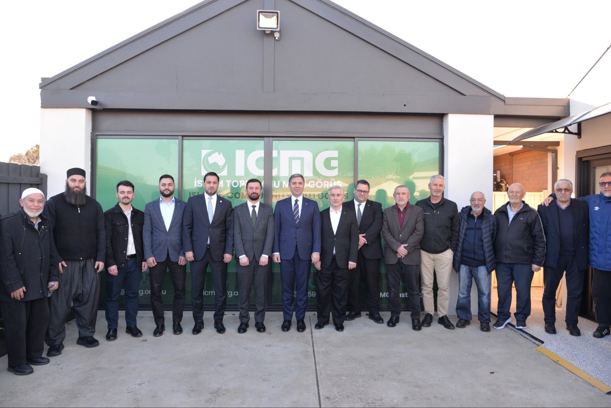 SirakayaZafer's tweet photo. 📍Avustralya 

Melbourne temaslarımız kapsamında, @igmgorg Meadow Heights Camii’nde düzenlediği halk buluşmasında kıymetli vatandaşlarımızla bir araya geldik.

Gönül köprülerimizi güçlendiren bu anlamlı buluşmaya ev sahipliği yapan @igmgorg Meadow Heights Camii yönetimine ve bizleri yalnız bırakmayan vatandaşlarımıza teşekkür ediyorum.