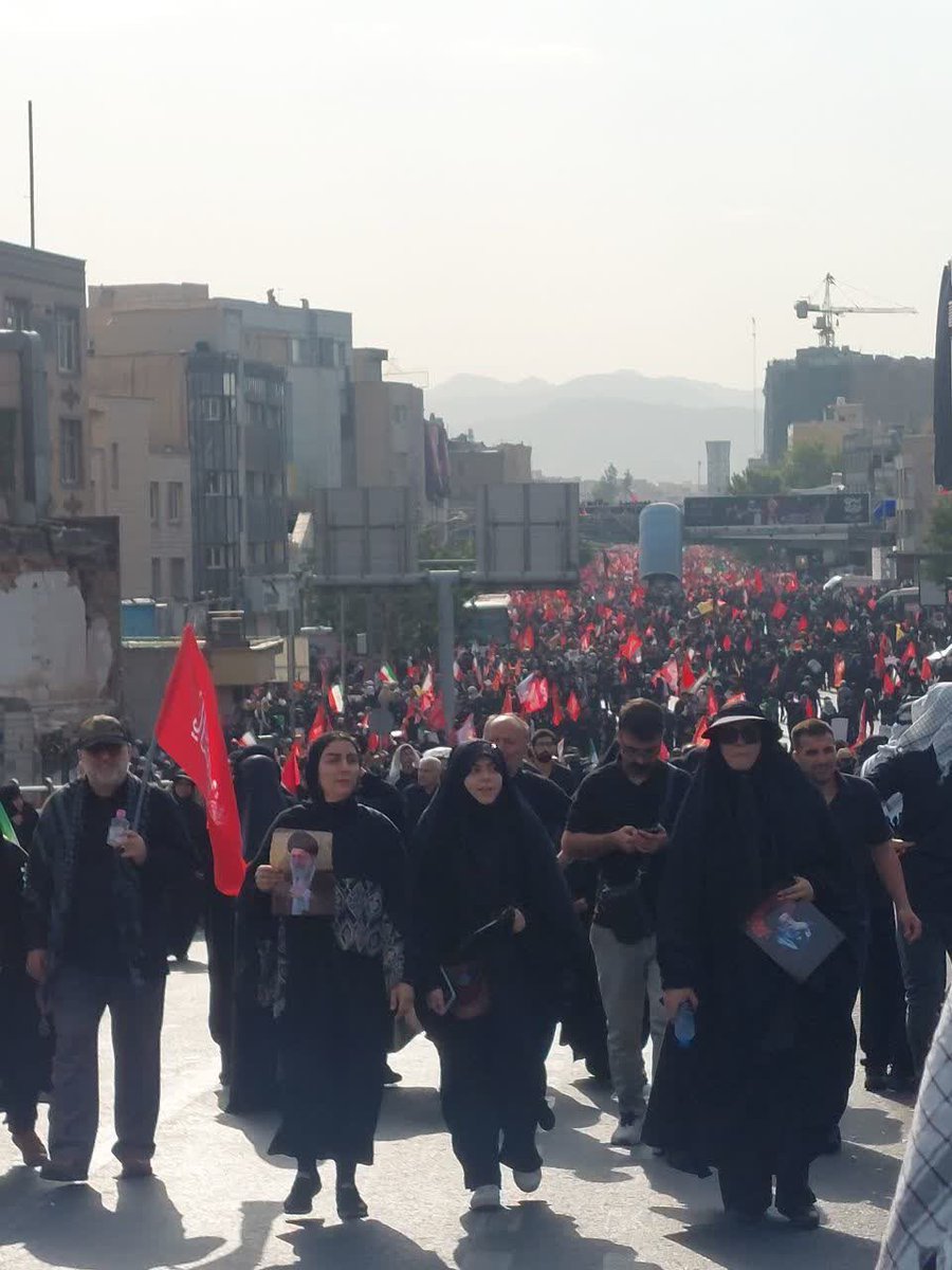 bahaar_133's tweet photo. لا حول و لا قوة الا بالله العلی العظیم

خدایا
ای کاش هرگز برای چنین امری از خونه بیرون نمیرفتیم 😭
ای ملائکه 
بیاید و زیر بغل یک ملت داغدار رو بگیرید
اینجا نفر به نفر صاحب عزاست😭😭😭

#حی_علی_العزا https://t.co/vNRuotNTLE