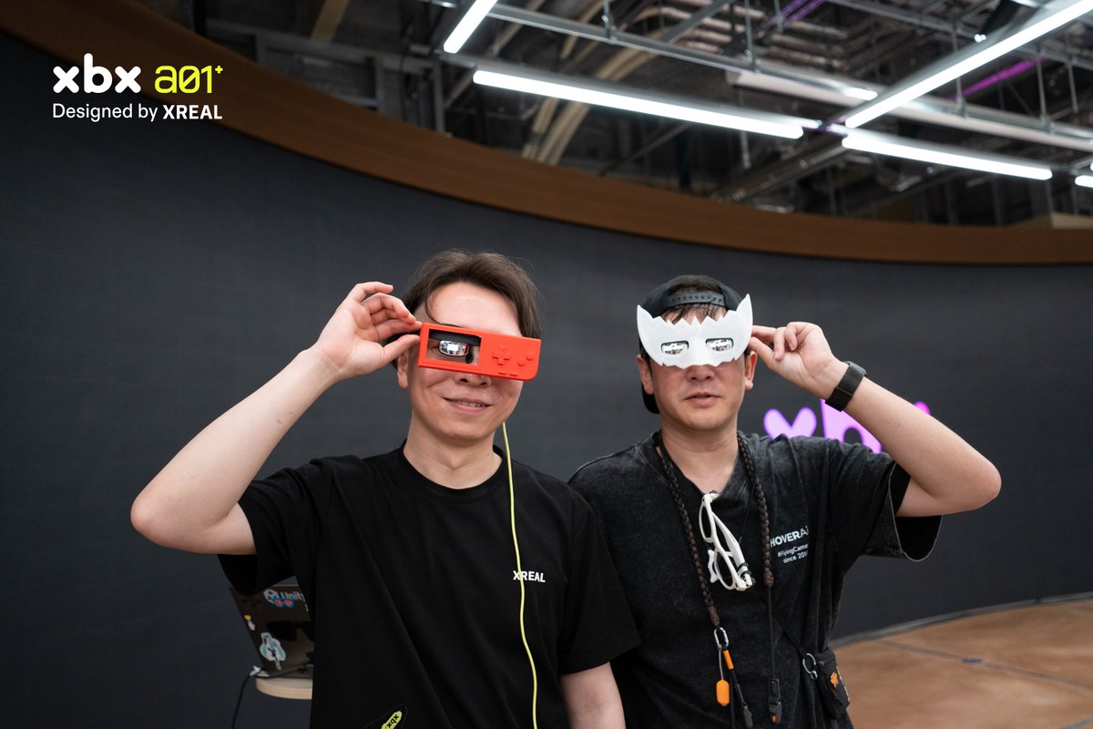 XREALJapan's tweet photo. 本日のxbx a01+発表会 では、3Dプリント展示にご協力いただいたBambu Labの皆さま、誠にありがとうございました！✨ @BambulabJapan 

会場では、A1 ComboとA1 miniを使用し、発表会のスタートと同時にフロントフレームの3Dプリントを開始。

「自分だけのフロントフレームをつくる」という、xbxならではの楽しさを、会場の皆さまにご体感いただけたことを嬉しく思います。

改めまして、ご協賛いただいたBambu Lab @BambulabJapan の皆さま、ありがとうございました！

#xbx #XREAL #ARグラス #BambuLab