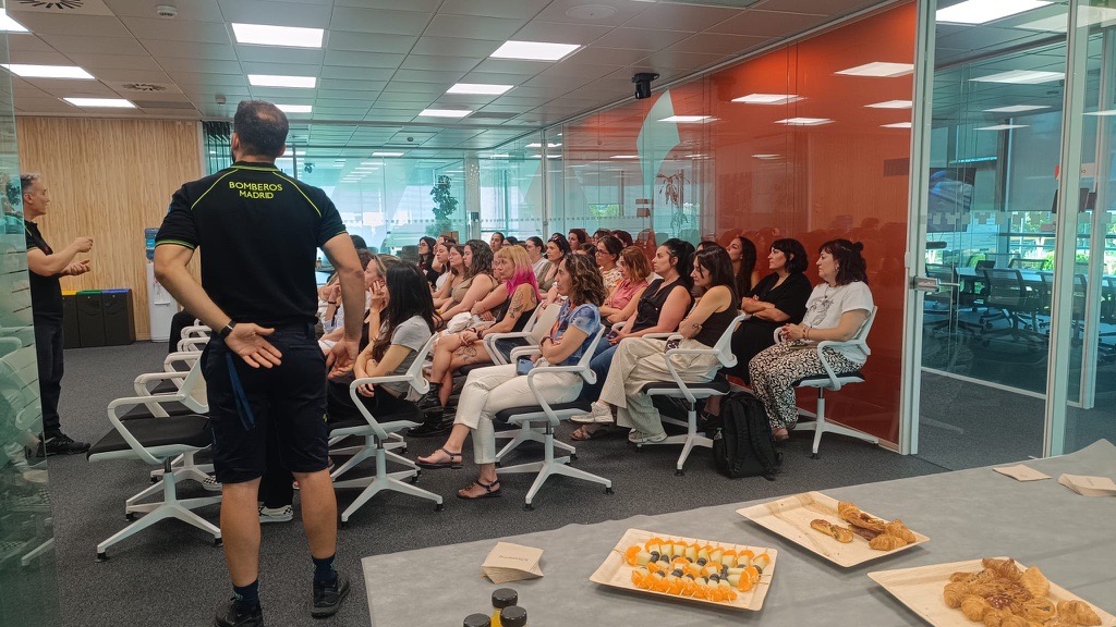 Serveo_com's tweet photo. El Servicio de Bomberos de Madrid ha formado a nuestros equipos en prevención de riesgos en el hogar, dentro del Plan Madrid Ciudad Amigable con las Personas Mayores.

La prevención empieza por quienes están en primera línea. 🧡

#AyudaADomicilio #MayoresEnMadrid https://t.co/TnTamuXV6D