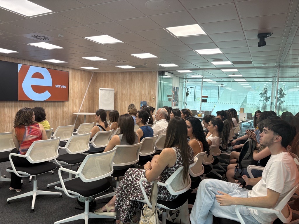 Serveo_com's tweet photo. El Servicio de Bomberos de Madrid ha formado a nuestros equipos en prevención de riesgos en el hogar, dentro del Plan Madrid Ciudad Amigable con las Personas Mayores.

La prevención empieza por quienes están en primera línea. 🧡

#AyudaADomicilio #MayoresEnMadrid https://t.co/TnTamuXV6D
