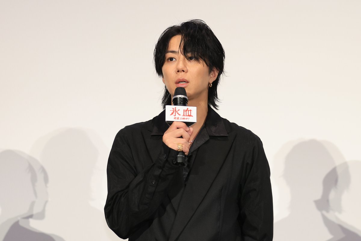 hyoketsu_jp's tweet photo. ／
映画『#氷血』 公開記念舞台挨拶
イベントレポート公開✍️
＼
⠀
7/4(土)に開催された、
公開記念舞台挨拶の様子をお届け！
⠀
#北山宏光 さん #加藤千尋 さん
#内藤瑛亮 監督が登壇✨

北山さんは雪山でのクライマックスシーンを振り返り、
「早くOKを出してくれ、と思いながら転がっていました」と
凍結寸前?!と極寒の撮影ならではの苦労話を…❄️

さらに、ホラー好きな加藤さんは、
「寒さで身体は震えていましたけど、心は躍っていました」と
笑顔を見せ、初のホラー映画の撮影を振り返りました。

北山さんは、リピート鑑賞の注目ポイントとして
画面の至るところに潜む“白い女”の存在を挙げ、
監督が明かす“隠れ白い女”にお二人とも驚きを隠せない様子も…！

最後に内藤監督は、
「映画が映画館の中で生きられる時間って本当に限られているので、
ひとりでも多くの人に観ていただけたら」と呼びかけ、
イベントは幕を閉じました🎤

映画『氷血』絶賛上映中