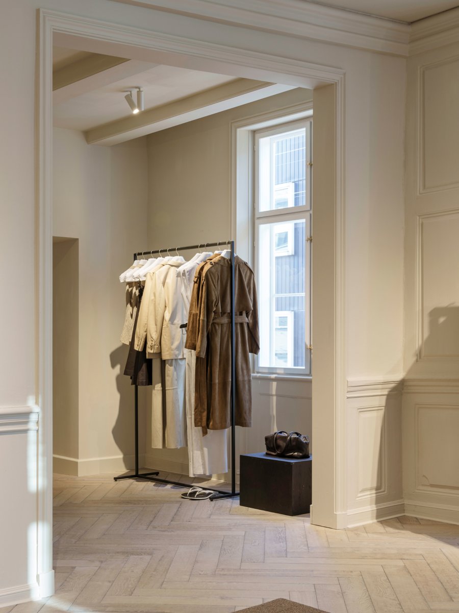 massimodutti's tweet photo. Copenhagen | Introducing our Experiential Store Concept in Denmark.

An aspirational space where artisanal materials, sophisticated finishes, light, art, and objects come together to create an intimate and personal atmosphere.

Østergade 35.

#MassimoDutti https://t.co/546s6brYj9