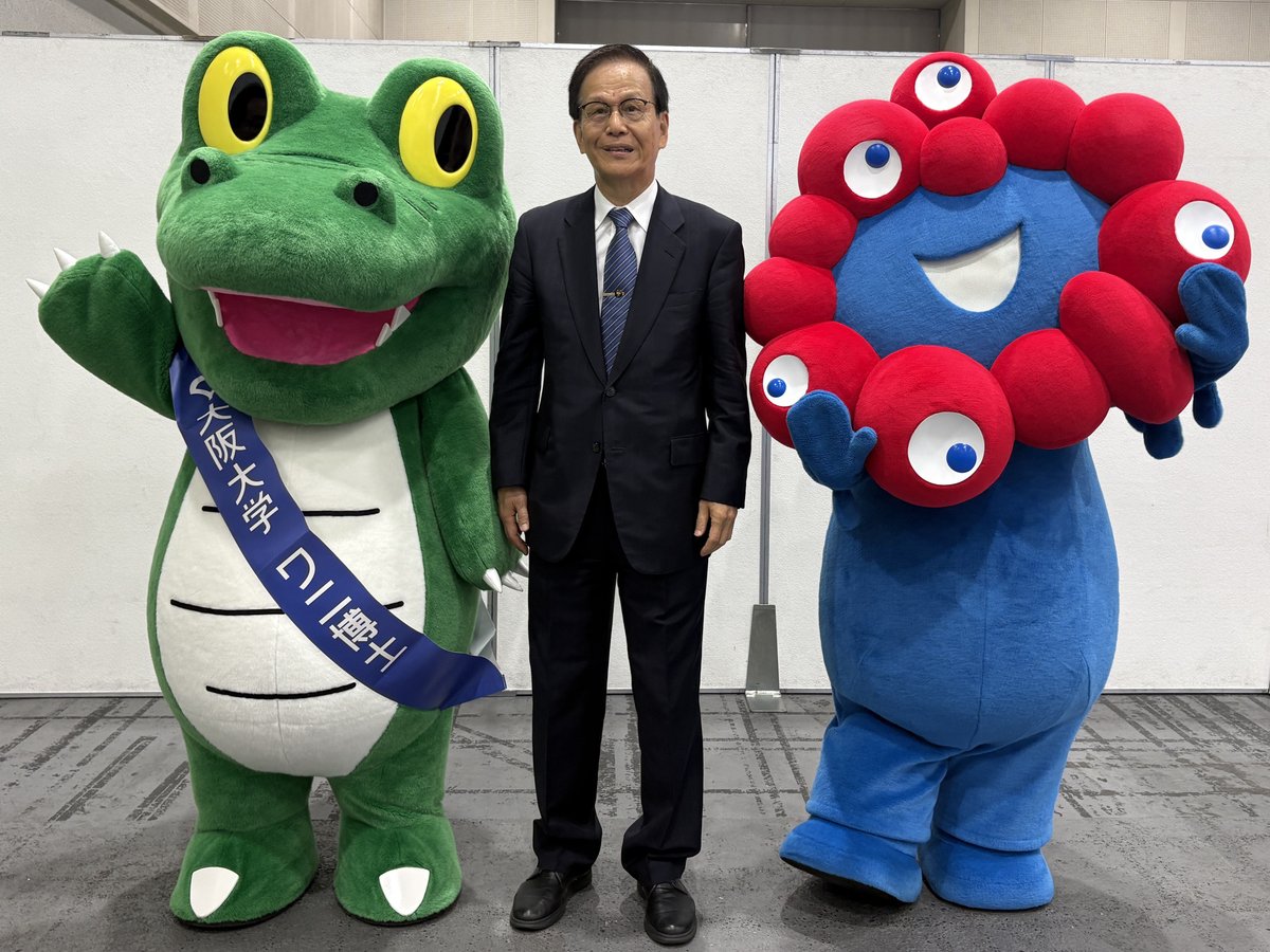 senri_lf's tweet photo. World Health Expo Osaka（医療に関する国際展示会と国際会議）に大阪・関西万博のミャクミャクと大阪大学のワニ博士が登場！　当財団の審良理事長は「大阪バイオ・ヘッドクオーター」（産学官の組織）の代表として海外の4団体と連携・経済交流のための覚書(MOU)を締結しました。
#WHX #審良静男 https://t.co/D7KaMUMrog