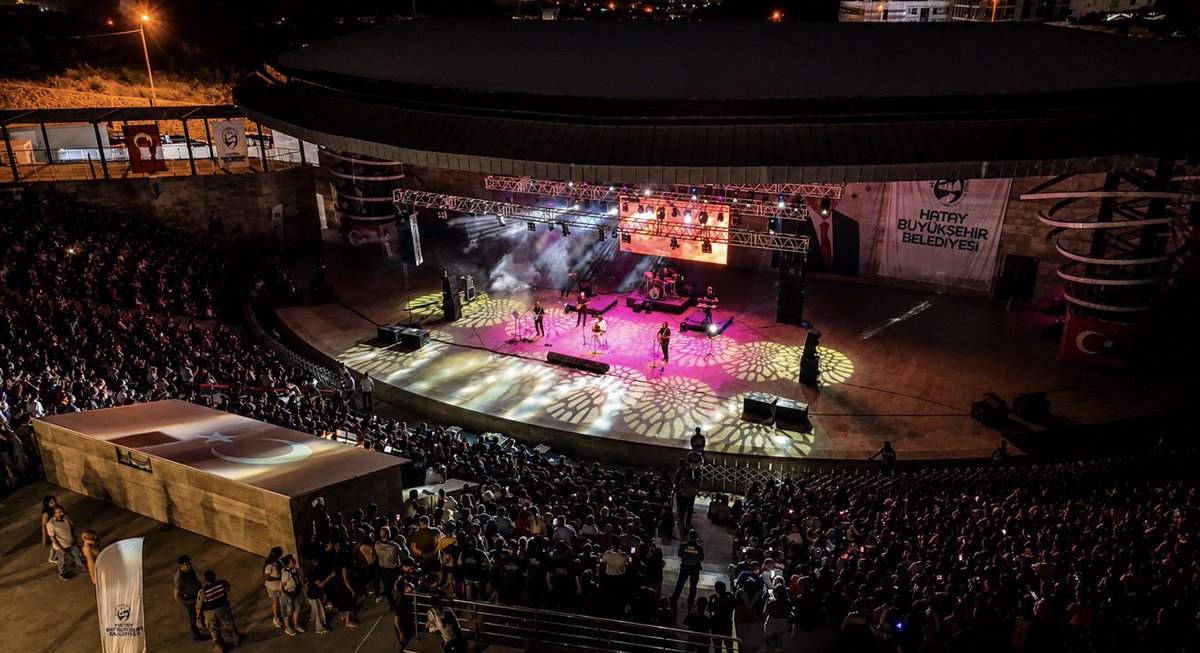 celikerisci's tweet photo. Hatay’ın ışığı hiç sönmeyecek. 🎸❤️ Beni o kadar güzel ağırladınız, bağrınıza bastınız ki! Burada olmaktan hep büyük mutluluk duydum. Yine görüşmek dileğiyle 🌹 https://t.co/dtERvnfx9i