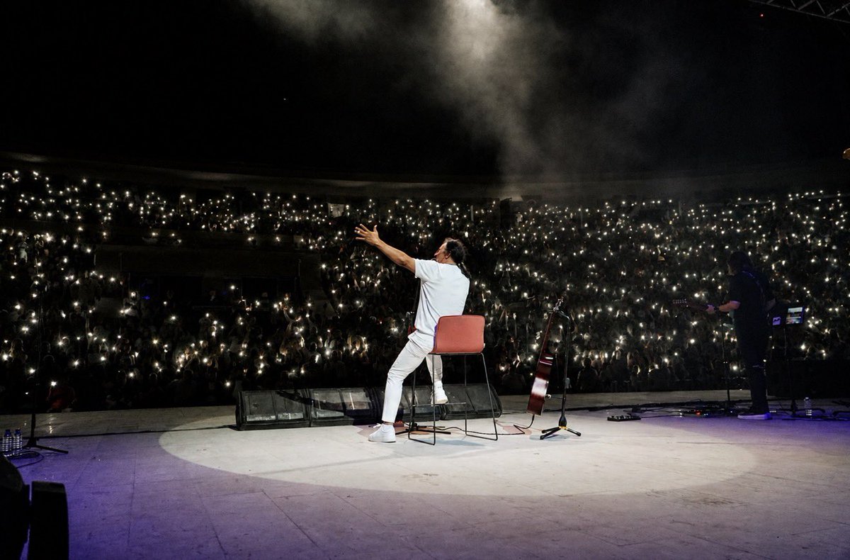celikerisci's tweet photo. Hatay’ın ışığı hiç sönmeyecek. 🎸❤️ Beni o kadar güzel ağırladınız, bağrınıza bastınız ki! Burada olmaktan hep büyük mutluluk duydum. Yine görüşmek dileğiyle 🌹 https://t.co/dtERvnfx9i