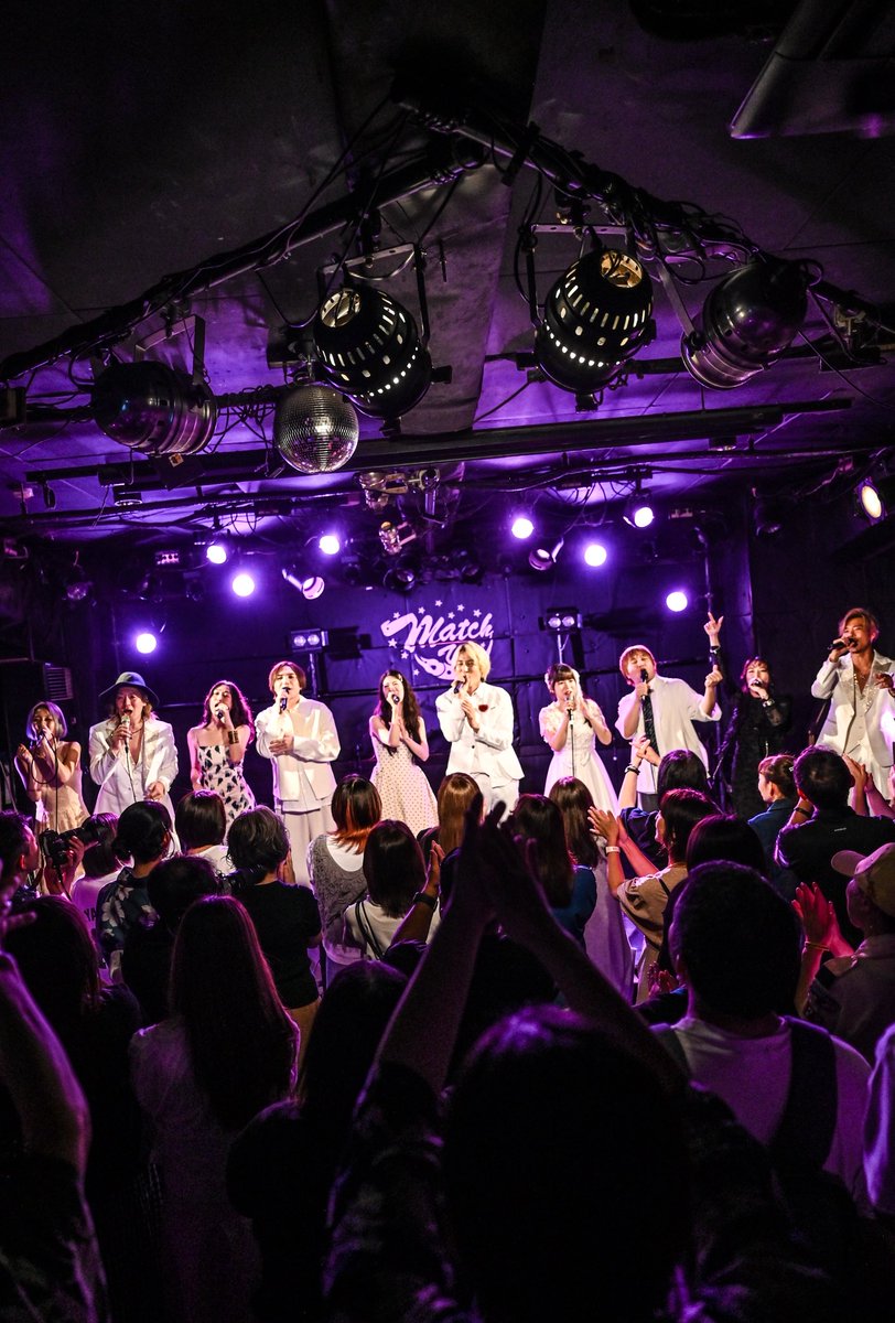 naofumimori's tweet photo. #TNB歌謡祭

本当に素晴らしかった!!

過去最高のオリヒコが出来た。
いや自分史上最高のエンタメかもしれない。

圧倒的な歌へのこだわりを持つ
織姫と彦星という名の歌スター達と
七夕の夜に作り上げた奇跡の時間。

とことんこだわった「ユニゾン」
ハモらないことへのこだわりを
19曲目で表現出来た時に鳥肌立ちました。

今までこの曲をどこで歌ってもなかなかピンと来ずにするっと流れていた印象でしたが、昨日はそれがビリっと来た感じがして、「これこれこれー！！！」となりまして、この10人だからこそ成し得たことなのだと感じました。

僕にとってはこの1曲へ向けた全20曲だったのでとても幸せな瞬間でした。

セットリストを決める為に、
まずは10人全員の歌声を聴いて、
キー感やリズム感、どこの周波数が美しいかなどをリサーチして、
それから選曲していき、ああでもないこうでもないと世の中の曲を沢山聴いて、2週間ぐらい考えてようやくセットリストが決まりました。

そこからまた2週間ほどかけて、誰がどこのパートを歌うのかを振り分けていく作業。
10人のボーカリストがとにかく映えるように、それでいて初めて見て聴いても伝わるようにと考えながらやっていると、
「あれ？俺歌うとこあんまないやん」とか思って足したりして笑
総合的にエンタメになるように考えると大体自分のことが疎かになってしまうのが悩みどころではありましたが、ほなこれ俺歌おうかなー！と足したり引いたりしてる内に本番3週間前になってました。
セットリストと歌い分けをメンバーに共有して、リハーサルまで2週間を切っていました。

リハーサル当日。
メンバーみんなほぼほぼ完璧に仕上げてきていて、「ああ、この人たちプロだ」となって、もっと無茶振りしてもきっと応えてくれる人たちなんだ！と感じたので、次からもっと難しくします笑

リハーサル終わりに打ち上げに行っちゃうぐらいに満足感があって、すぐに打ち解けて仲良くなっちゃう感じも全て含めて、この10人が良いことも悪いことも「乗り越えて来た人たち」なんだと思い、本番への不安みたいなものは微塵も感じなくなりました。

本番当日は、あとはもう楽しんでやるだけ！って感じにみんな仕上がってたし、
楽しんでたし、すごく心が歌ってました。

楽し過ぎた!!
とにかく自分が楽し過ぎた!!

誰かを楽しませる為に考えたエンタメを
最終的に舞台に立てば、
他の誰でもなく自分を楽しませる為のエンタメになっちゃう。
それにスキルと魂が乗っかると、
外側へ飛んでいき、目の前のあなたに伝わっていく。
これこそエンタメの真髄じゃないか！
真髄！真髄！
と思いながらの
あっという間の2時間でした。

最高のボーカリスト達と作り上げた
最高にロマンチックな奇跡の夜。
思わず織姫と彦星もつられて
歌って踊って天の川を越えちゃう。
素晴らしい夜でした。

時間かかるし、ややこしい、コスパ悪い。
と魔の三拍子揃ったエンタメの地獄。
しかしながらメンバーみんな笑顔で和気藹々と乗り越えてしまう。
このメンバーなら更に行ける！と思いまして12/23に追加公演を急遽決めました。

昨日見てくれた方はきっと意味わかると思いますけど、まだ見たことない人からしたら未知過ぎるこのイベント。このエンタメ。

不安もあるかもしれないけれど、乗っかっておいたら幸せになれることが昨日確定しましたので、また12/23今度はクリスマスイブイブの奇跡の夜に、オリヒコに会いに来て、歌声を浴びに来てみてください。

オリヒコメンバー達、
そして奇跡のユニゾンを聴いてくれたあなた。
歌だけじゃなく心のユニゾンを響かせてくれて、ありがとうございました。
何よりあなた自身が、
天の川を越えて幸せでありますように。

We are the world, we are the children
We are the ones who make a brighter day, so let's start giving
There's a choice were making, were saving our own lives
It's true well make a better day, just you and me