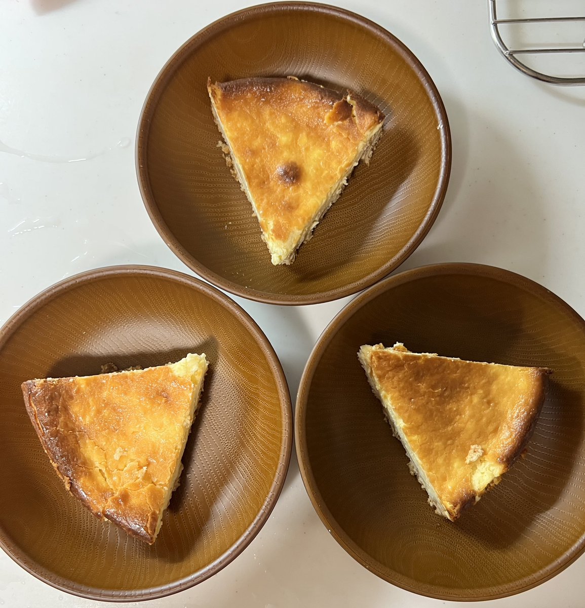umako5's tweet photo. 昨日焼いたチーズケーキを今日もいただく。
自分で言うのもなんだけどヤバい美味さ✨😋 https://t.co/B8PQrQOVqB