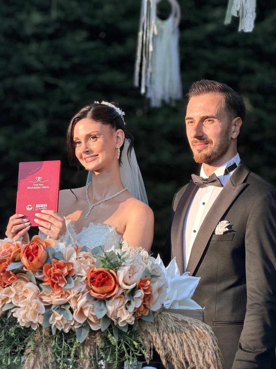 bestevln's tweet photo. 5 sene önce onu ilk gördüğümde dün yaşanacakları hissetmiştim meğer insan birisini gerçekten bu kadar seviliyormuş iyi ki sen sevgilim eşim 05.07.26 🤍 https://t.co/EbLUFGj9Tf