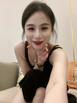 efron_zy's tweet photo. 在家比较随意 不会被偷拍吧🫣 https://t.co/6U9gzsKBa0
