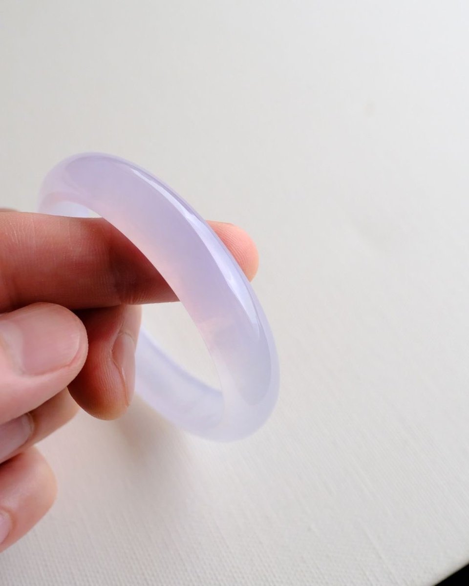 感動のラベンダー翡翠❗️ 瑞々しい石肌に光溜まり、 極上翡翠の