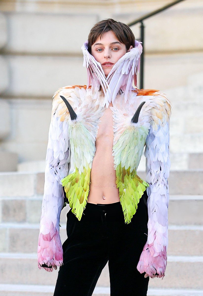 itgirlbackup's tweet photo. Emma Corrin attending the Schiaparelli couture aw26 show https://t.co/XAiPvXKTum