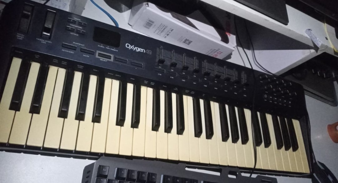 kWestBeast's tweet photo. 🎛️ M-Audio Oxygen 49 MIDI Keyboard (For Sale)
​Perfect studio workhorse for beatmakers, producers, and songwriters!
​Condition: 100% fully functional. Every key, fader, knob, and wheel works perfectly.
​Setup: Simple plug-and-play via USB. 
​Price: ksh 11,000
DM ! https://t.co/45DdilUXiV