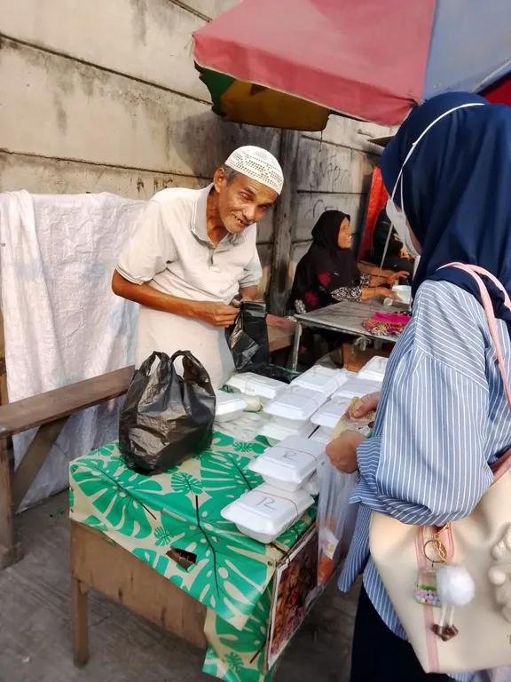 LiaAfri03881071's tweet photo. marii belii makanan di pedagang kecil seperti beli jualan bapak ini ya 
Target untukk bayar kontrakan rumah 1 tahun 🙏😊
murah murah banget loh nasi goreng 6 rb, nasi goreng telur ceplok 8500, nasi uduk/kuning 7rb, nasi ayam 8rb
Ayo dibeli bisa pake tulisan juga lohh free 
Bapak biasa jualan di PT Mayora jayanti - Balaraja Tangerang
cc: cicaarhmh00