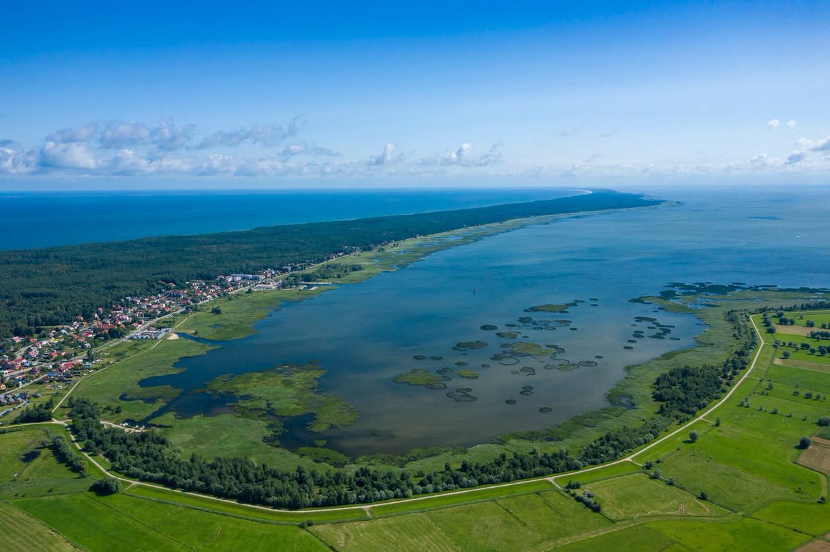 Polen_Travel_NL's tweet photo. 🏖️De Wisła-landtong is perfect voor elk seizoen: brede stranden, dennenbossen, fietsroutes, kleine badplaatsen en leuke attracties tussen de Baltische Zee en het Wisła-lagune.
🩴Ideaal te voet, per fiets, met de smalspoortrein of met de auto! https://t.co/vzbL12ND9M https://t.co/D12IHiGEkP